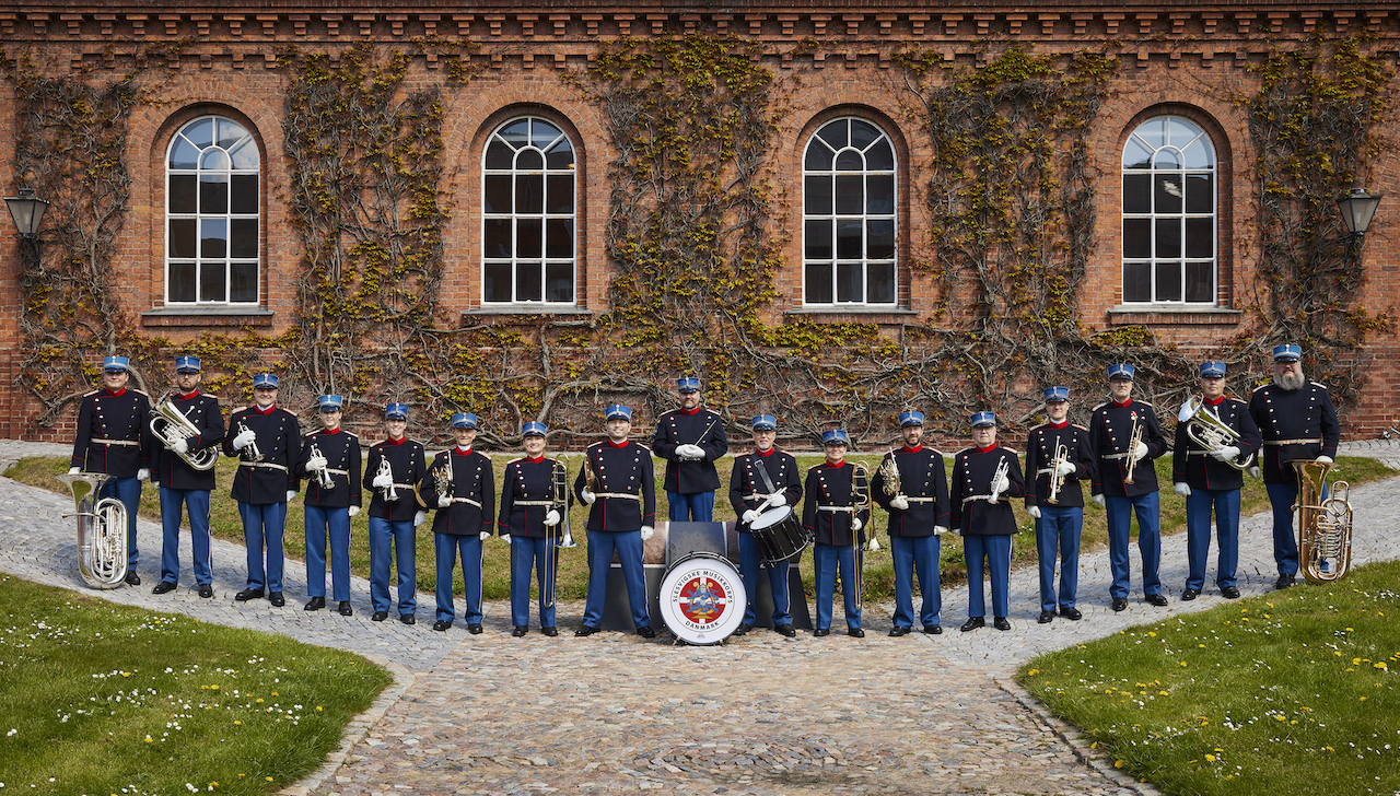 Slesvigske Musikkorps i uniform foran deres musikhus